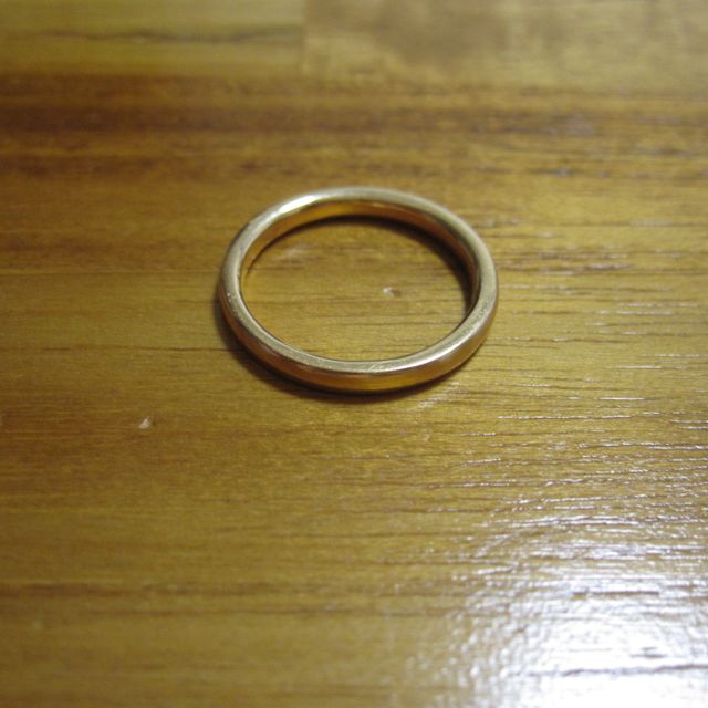 【4℃ BRIDAL(ヨンドシーブライダル)の口コミ】 シンプルなデザインと色が決め手です。ゴールド系の色味が好きなので、イ…