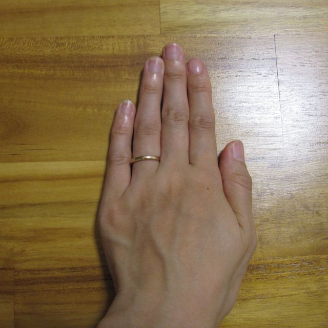 【4℃ BRIDAL(ヨンドシーブライダル)の口コミ】 シンプルなデザインと色が決め手です。ゴールド系の色味が好きなので、イ…