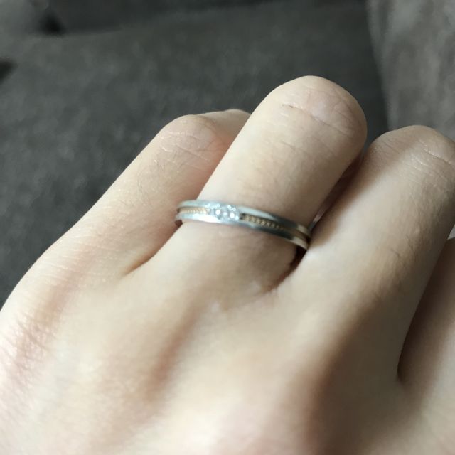 【アイプリモ(I-PRIMO)の口コミ】 真ん中にあるダイヤが小さめでどんな服でも合うし、男性用もとてもシンプ…