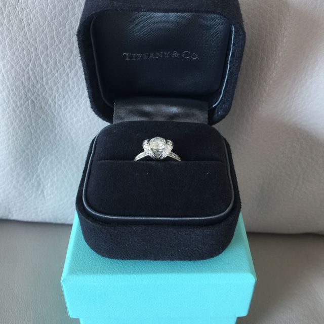 【ティファニー(Tiffany & Co.)の口コミ】 まずは、婚約指輪らしいものを探していました。しかし一粒ダイヤになると…