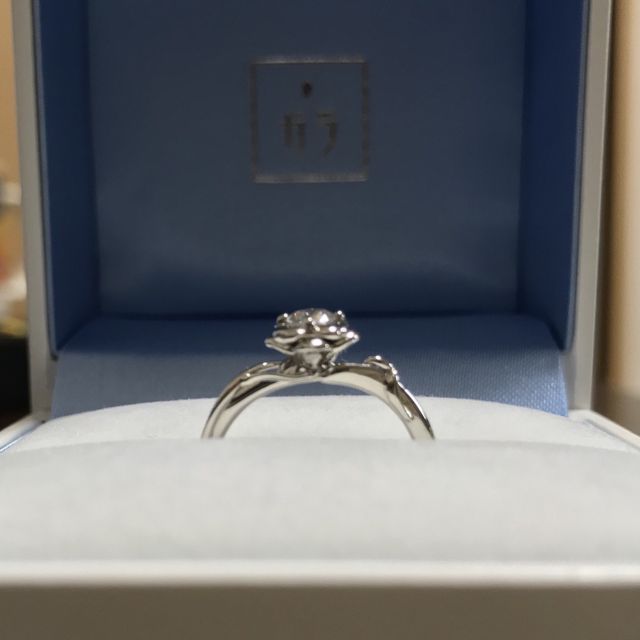 【GALA JEWELRY(ガラジュエリー)の口コミ】 花のような形の指輪を探していて、薔薇に蔦が絡まっているこちらのデザイ…