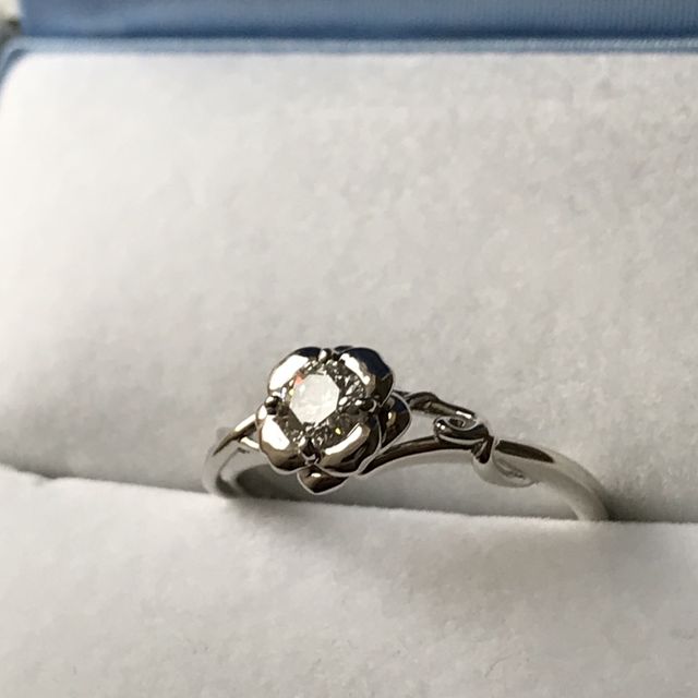 【GALA JEWELRY(ガラジュエリー)の口コミ】 花のような形の指輪を探していて、薔薇に蔦が絡まっているこちらのデザイ…