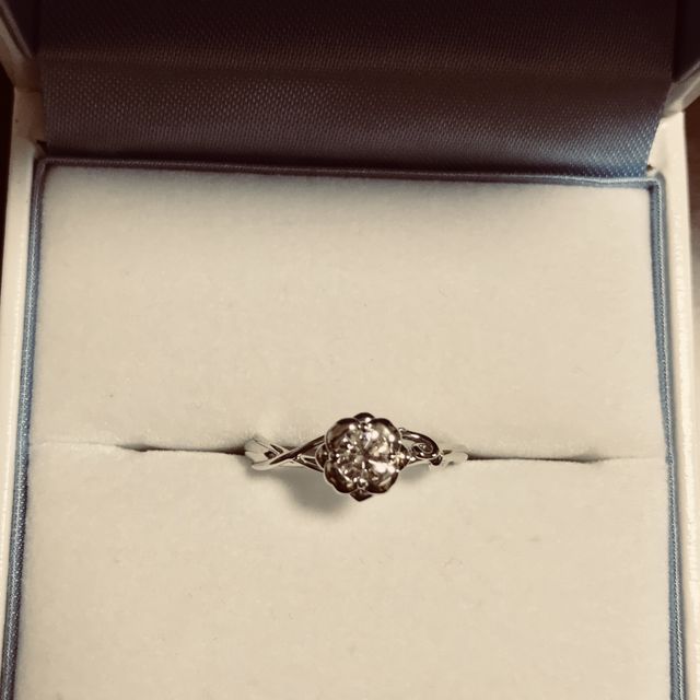 【GALA JEWELRY(ガラジュエリー)の口コミ】 花のような形の指輪を探していて、薔薇に蔦が絡まっているこちらのデザイ…