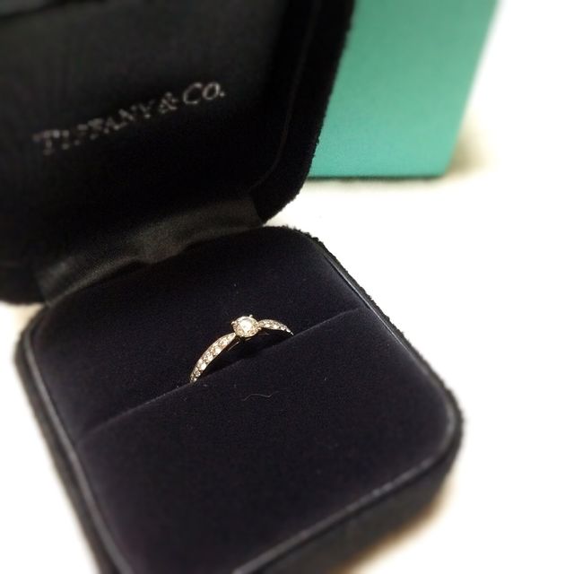 【ティファニー(Tiffany & Co.)の口コミ】 シンプルなものか、ゴージャスでキラキラしたものか迷いましたが、
当初か…