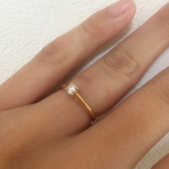 【カルティエ(Cartier)の口コミ】 色黒のためシルバーが似合わないので、ゴールドのエンゲージリングを探し…
