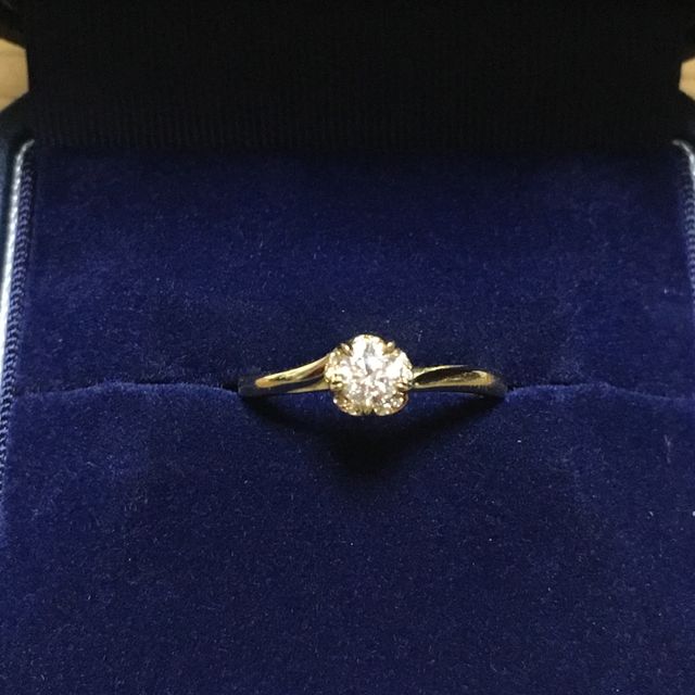 【銀座ダイヤモンドシライシの口コミ】 上から見ると花の形になっていてとても可愛いです。年齢を考えると可愛い…