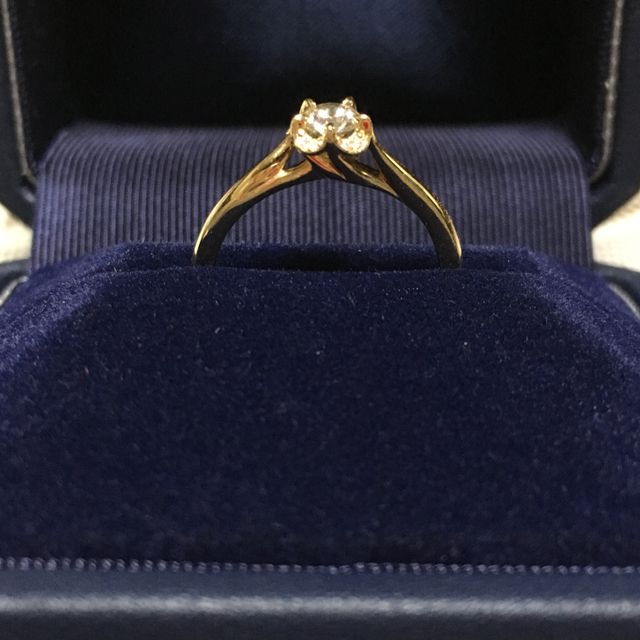 【銀座ダイヤモンドシライシの口コミ】 上から見ると花の形になっていてとても可愛いです。年齢を考えると可愛い…