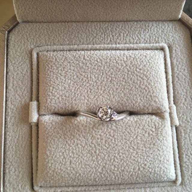 【TRECENTI(トレセンテ)の口コミ】 サプライズで頂いたので私は選んでいませんが、お花型の縁取りとピンクダ…