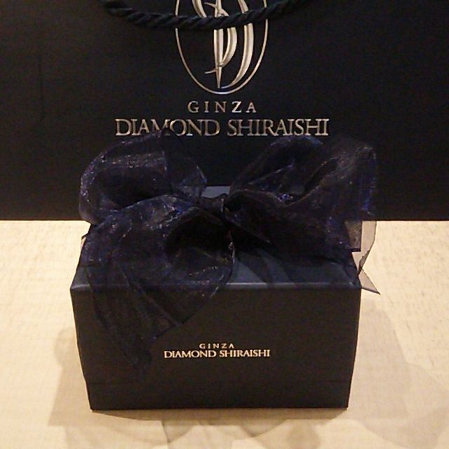 【銀座ダイヤモンドシライシの口コミ】 細身でシンプルなデザインが飽きがこないと思いました。婚約指輪がなかっ…