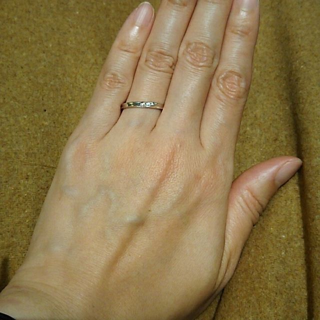 【銀座ダイヤモンドシライシの口コミ】 細身でシンプルなデザインが飽きがこないと思いました。婚約指輪がなかっ…