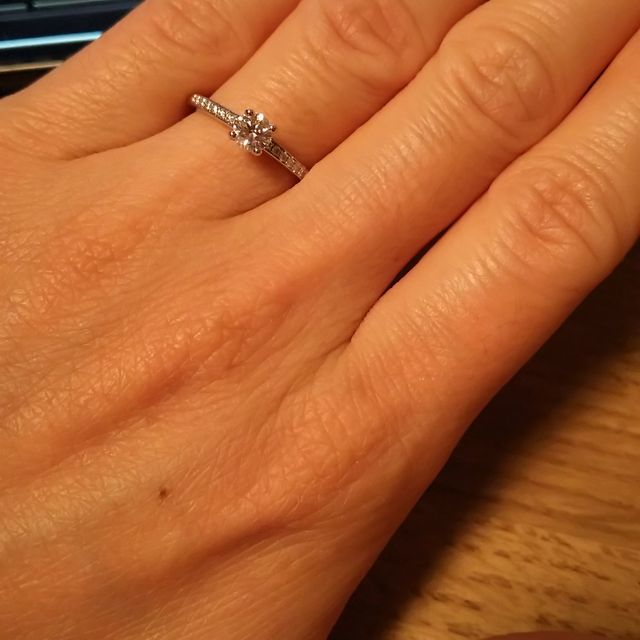 【デビアス(DE BEERS)の口コミ】 主人がどうしてもデビアスの指輪を贈りたいということで、一緒に見に行き…