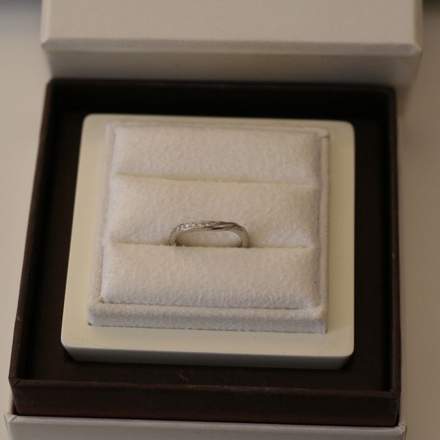 【LUCIE(ルシエ)の口コミ】 セミオーダーで希望のデザインにしてもらいました。一列になったダイヤと…