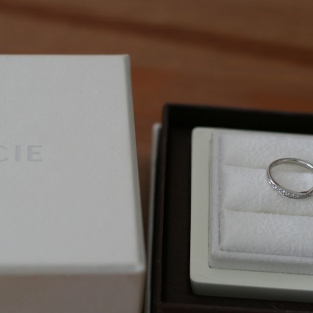 【LUCIE(ルシエ)の口コミ】 セミオーダーで希望のデザインにしてもらいました。一列になったダイヤと…