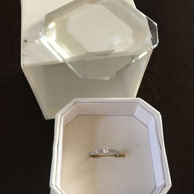 【4℃ BRIDAL(ヨンドシーブライダル)の口コミ】 私が昔からディズニーが好きでした。この指輪は、ダイヤの後ろ側にミッキ…