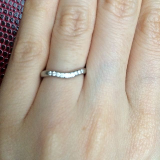 【ティファニー(Tiffany & Co.)の口コミ】 ストレートタイプよりV字リングを選んだ決め手は
・指の形がキレイに見え…