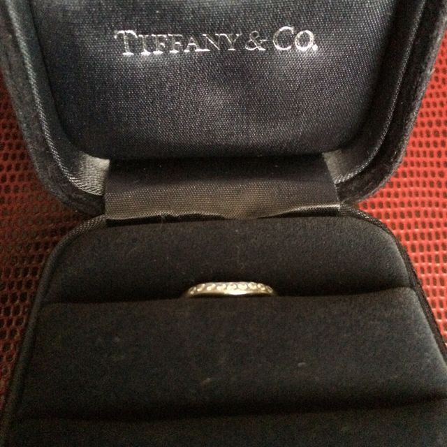 【ティファニー(Tiffany & Co.)の口コミ】 ストレートタイプよりV字リングを選んだ決め手は
・指の形がキレイに見え…