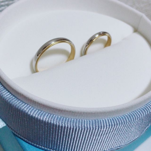 【【閉業】フラー・ジャコー(FURRER-JACOT)の口コミ】 指輪の上下にゴールドで山のような凹凸が一周あり、中央のプラチナがより…