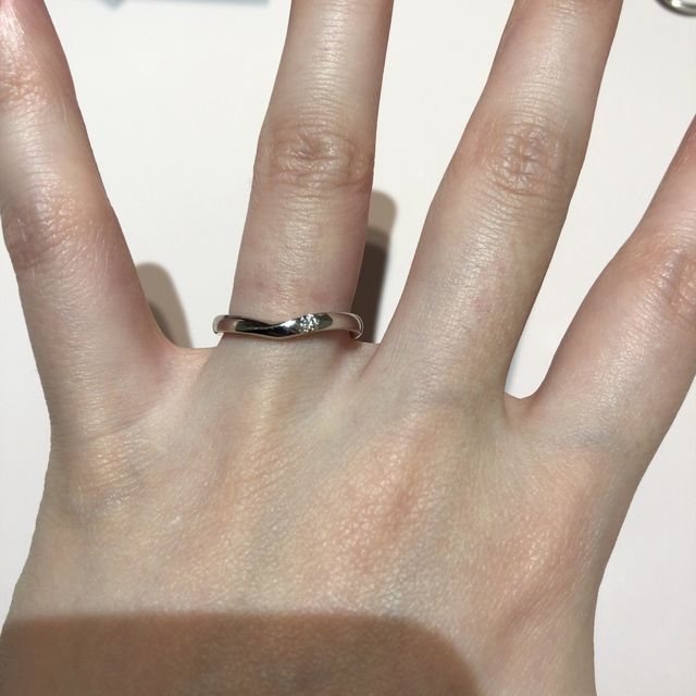 【TRECENTI(トレセンテ)の口コミ】 V字型の指輪で、婚約指輪と合わせる事も出来るのがポイントです。V字のく…