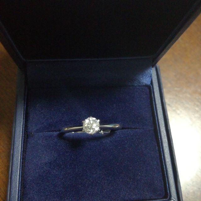 【銀座ダイヤモンドシライシの口コミ】 プロポーズリングの場合は石をまず選び、フリーサイズのリングを購入しま…