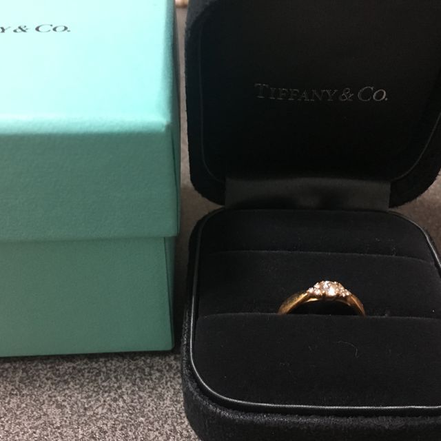 【ティファニー(Tiffany & Co.)の口コミ】 漠然と婚約指輪はTiffanyでと決めていました。
実際に店頭に行きいくつか…