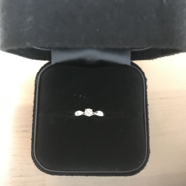 【ティファニー(Tiffany & Co.)の口コミ】 ダイヤの粒は小さいのですが、それでも見劣りすることがないリングのつく…