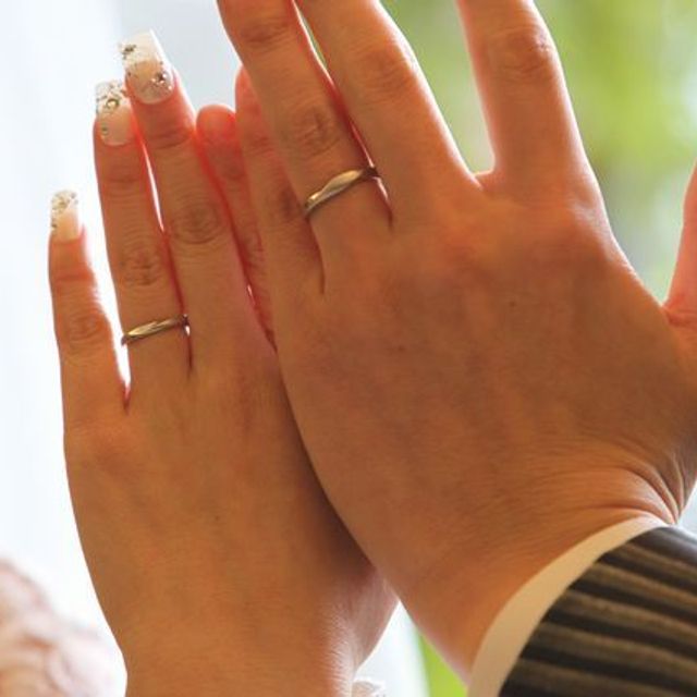 【4℃ BRIDAL(ヨンドシーブライダル)の口コミ】 夫婦とも仕事で手袋をして接客する場面が多いため、宝石はつけずに華美に…