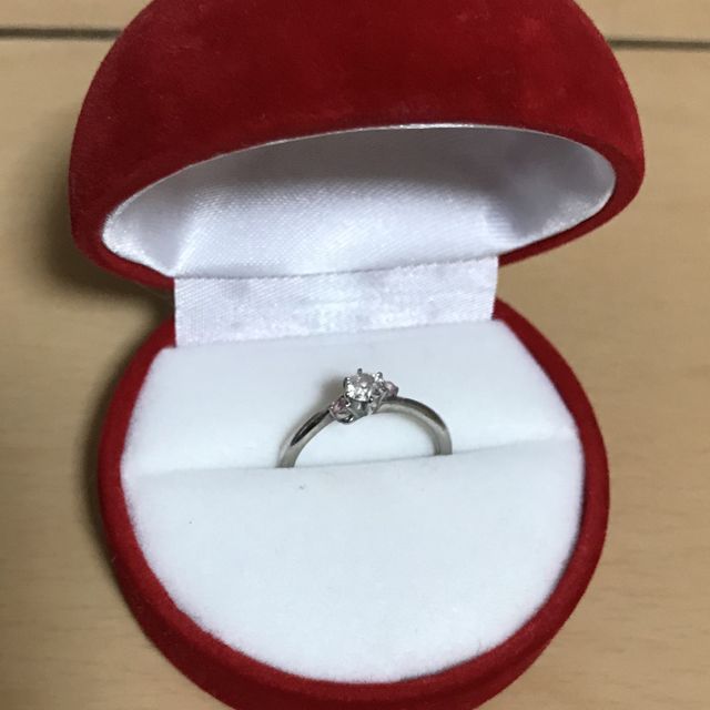 【GALA JEWELRY(ガラジュエリー)の口コミ】 デザインが気に入り、店員さんにいくつか同じタイプの指輪を見せてもらい…