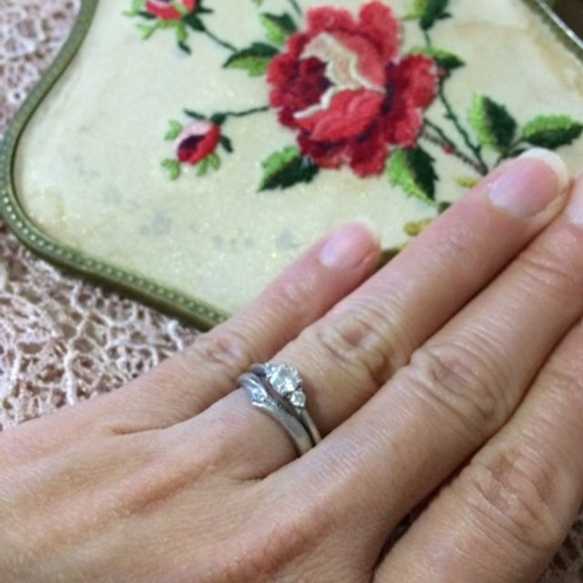 【ラザール ダイヤモンド(LAZARE DIAMOND)の口コミ】 指を細く見せてくれる、流れるようなデザインの指輪を探していました。
毎…