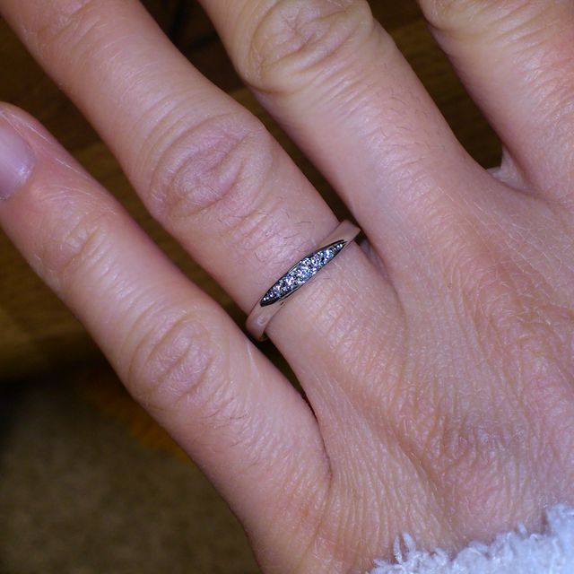 【ROYAL ASSCHER(ロイヤル・アッシャー)の口コミ】 女性らしい曲線のデザインが気に入りました。また、中央にダイヤが埋め込…