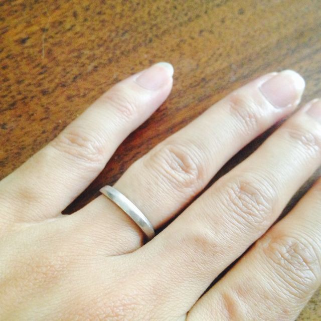 【バーニーズニューヨーク(BARNEYS NEW YORK)の口コミ】 あまり目立つデザインのものはしたくないという主人の要望もあり、シンプ…