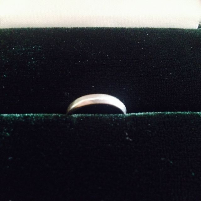 【バーニーズニューヨーク(BARNEYS NEW YORK)の口コミ】 あまり目立つデザインのものはしたくないという主人の要望もあり、シンプ…