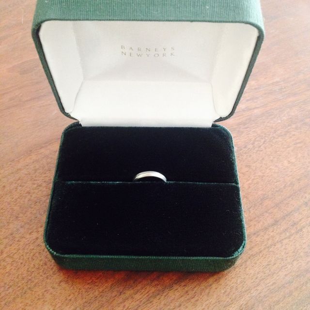 【バーニーズニューヨーク(BARNEYS NEW YORK)の口コミ】 あまり目立つデザインのものはしたくないという主人の要望もあり、シンプ…