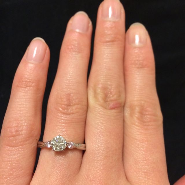 【ギンザタナカブライダル(GINZA TANAKA BRIDAL)の口コミ】 ピンクダイヤモンドが入っていることです。
ピンクダイヤモンドの入った婚…