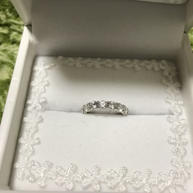 【宝寿堂(ほうじゅどう)の口コミ】 婚約指輪は将来のことも考えて、デザインはハーフエタニティと決めていま…