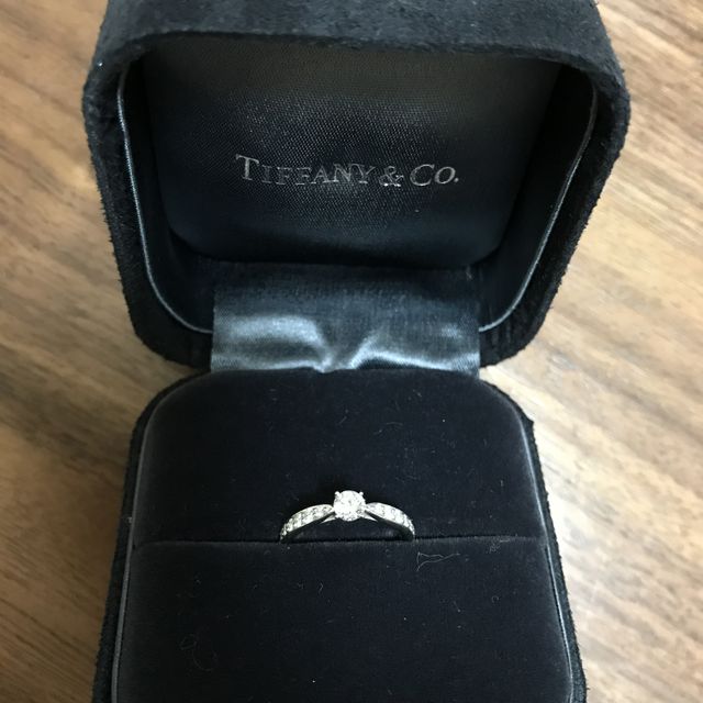 【ティファニー(Tiffany & Co.)の口コミ】 婚約指輪なのでダイヤ一粒の王道リングもよかったのですが、こちらのデザ…