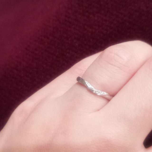 【4℃ BRIDAL(ヨンドシーブライダル)の口コミ】 デザインのこだわりは婚約指輪と重ねてつけられるものとして、V字状なって…
