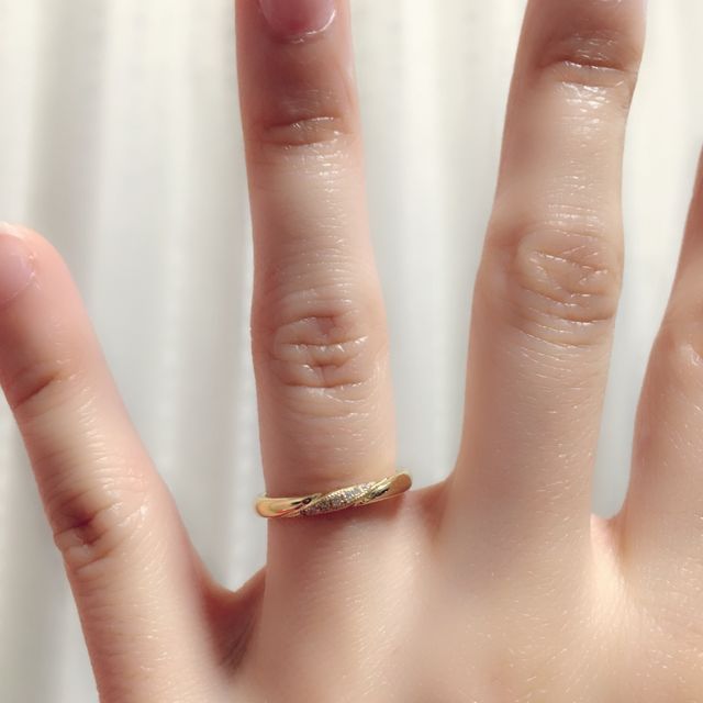 【エクセルコダイヤモンド(EXELCO DIAMOND)の口コミ】 わたしはゴールドでダイヤモンドが入ってる細身で繊細なものが希望で、夫…