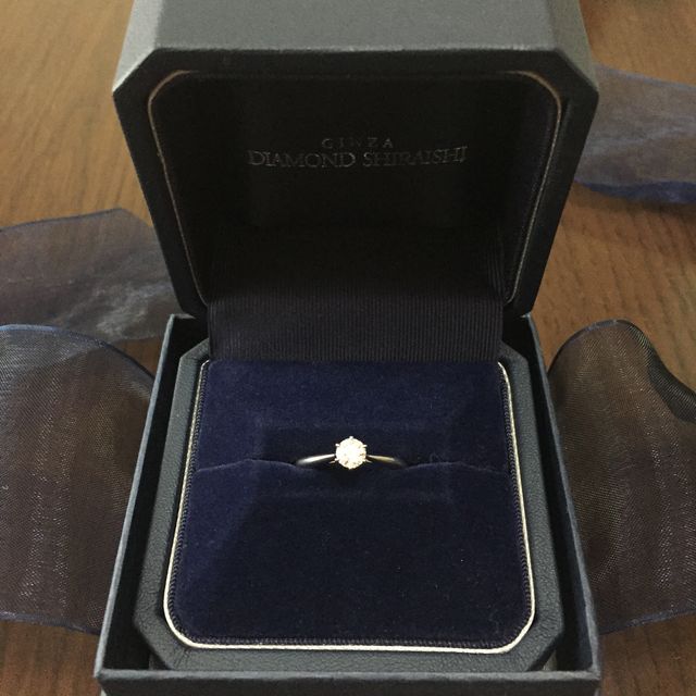 【銀座ダイヤモンドシライシの口コミ】 デザインも沢山あるので悩みましたが
店員さんも一緒に考えてくださり
自…