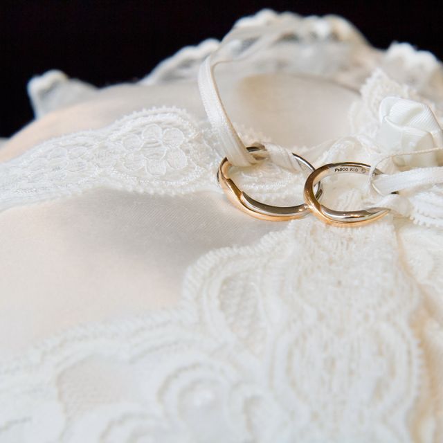 【銀座ダイヤモンドシライシの口コミ】 ピンクゴールドとプラチナが使われていて、さり気なくオシャレです。
少し…