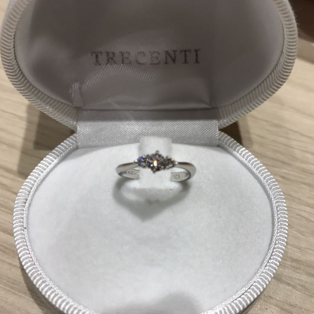 【TRECENTI(トレセンテ)の口コミ】 彼女が気に入ったというのが一番。
婚約指輪というと一粒のダイヤモンドが…