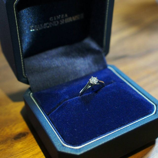 【銀座ダイヤモンドシライシの口コミ】 シンプルで綺麗なデザインが気に入りました。
手を繋いでいる様子をデザイ…