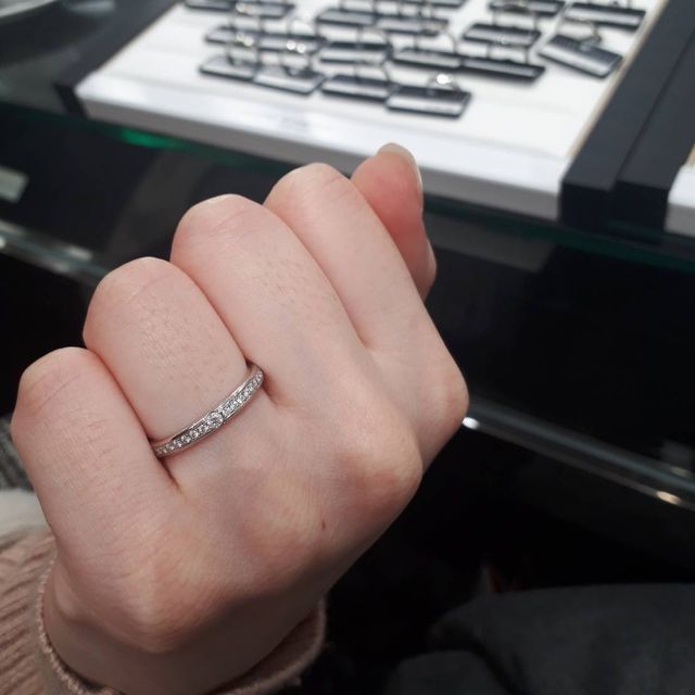 【ラザール ダイヤモンド(LAZARE DIAMOND)の口コミ】 ラザールダイヤモンドさんのハーフエタニティタイプの指輪です。
とてもキ…