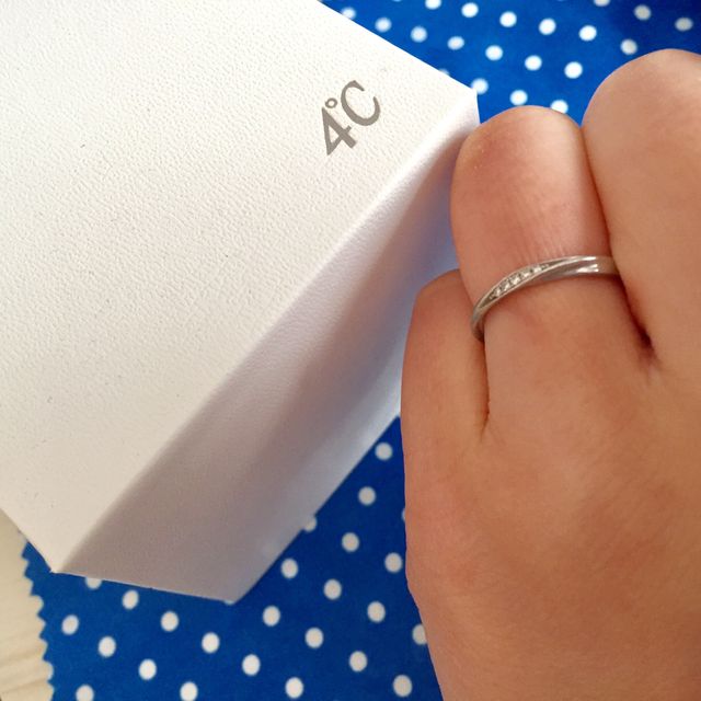 【4℃ BRIDAL(ヨンドシーブライダル)の口コミ】 婚約指輪をハーフエタニティにして、結婚指輪は重ね付けすることを前提に…