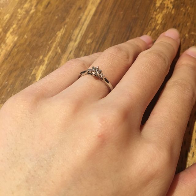 【俄(にわか)の口コミ】 横から見たときのデザインに一目惚れ。つけ心地も良かったからです。花麗…