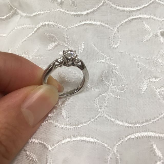 【エクセルコダイヤモンド(EXELCO DIAMOND)の口コミ】 ダイヤの存在感が際立つクラシカルなデザインが気に入りました。ダイヤの…