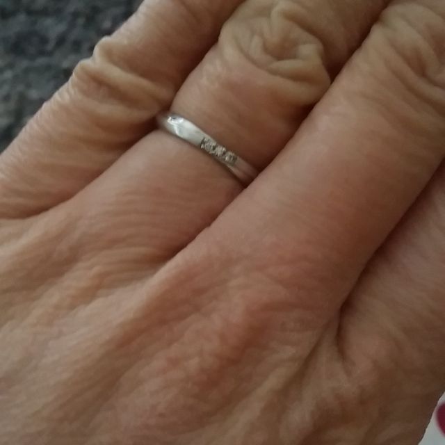 【4℃ BRIDAL(ヨンドシーブライダル)の口コミ】 ダイヤに憧れがあり絶対ダイヤが入ってるのを選ぼうと思いこのリングに決…