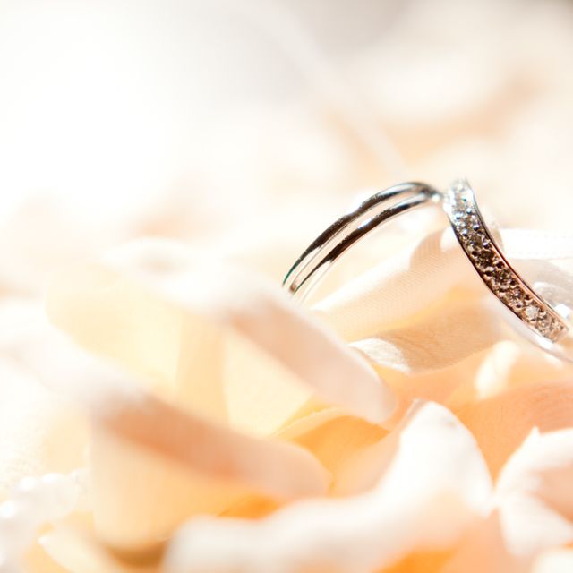 【アンジェリックフォセッテ(Angelique Fossette)の口コミ】 ダイヤが埋め込まれているのがデザインの絶対条件で、緩い波型のデザイン…