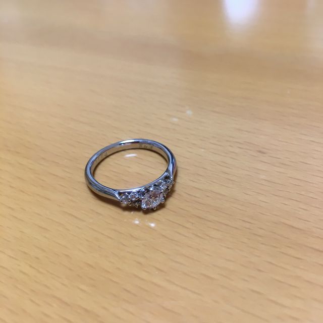 【銀座ダイヤモンドシライシの口コミ】 婚約指輪は単体ではなかなか着かないので、結婚指輪と一緒に重ね付けして…