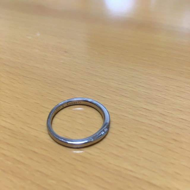 【銀座ダイヤモンドシライシの口コミ】 女性用は婚約指輪とペアで着けても綺麗に見えるもの、仕事中に着けても変…