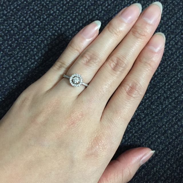 【FOREVERMARK(フォーエバーマーク)の口コミ】 ４Cにはこだわらず、とにかく見栄えするデザインで、センターダイヤと他に…